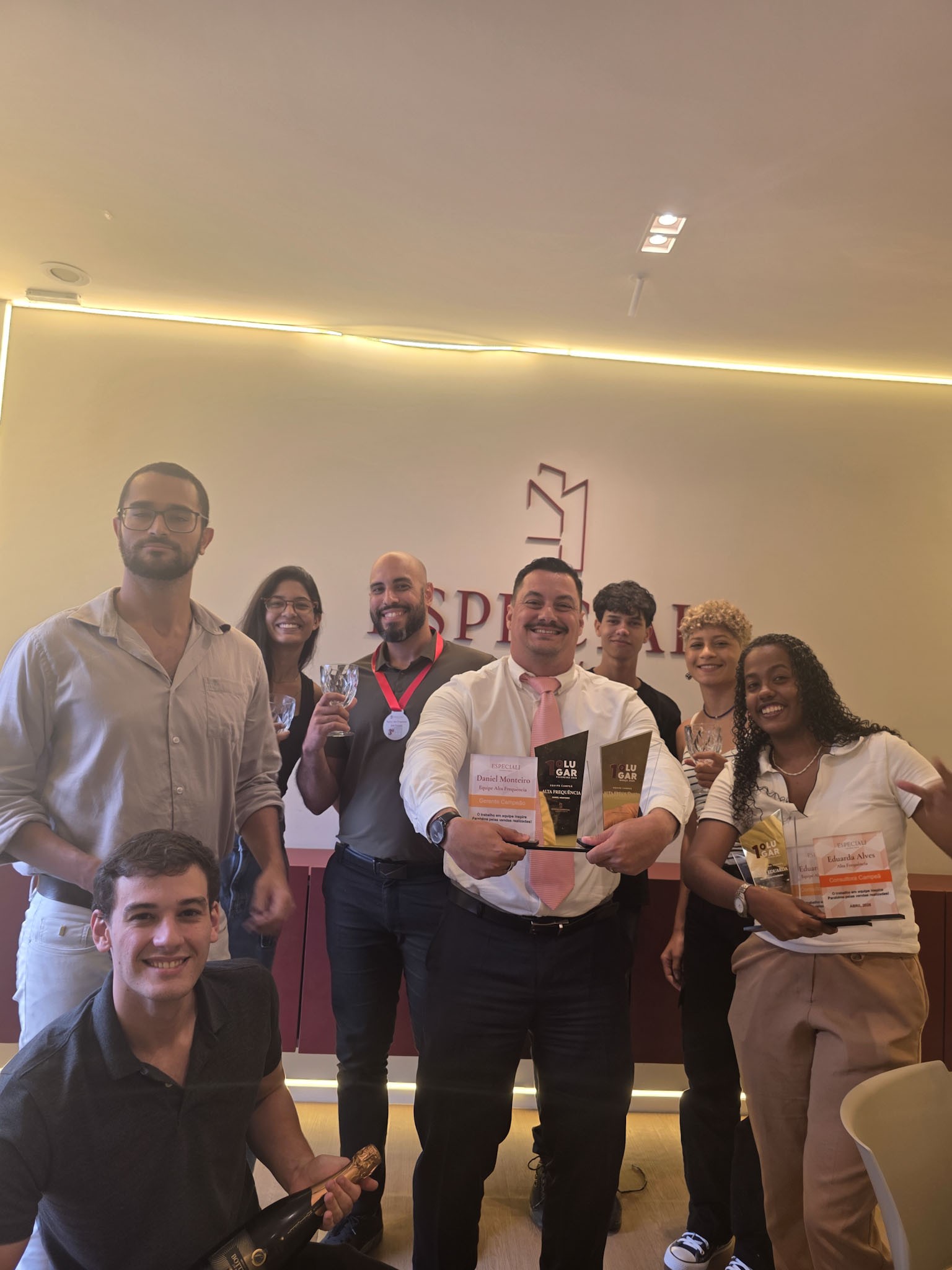 Equipe da ESPECIALI Imobiliária na sede