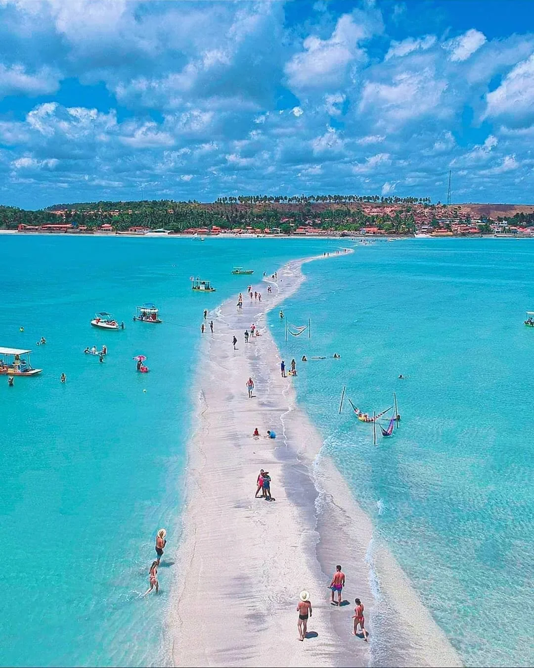 Faixa de areia e piscinas naturais em Maragogi
